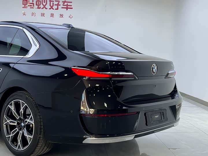 Фото 10 - BMW 7 Series