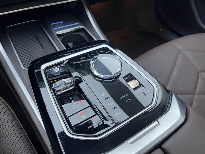 Фото 16 - BMW 7 Series