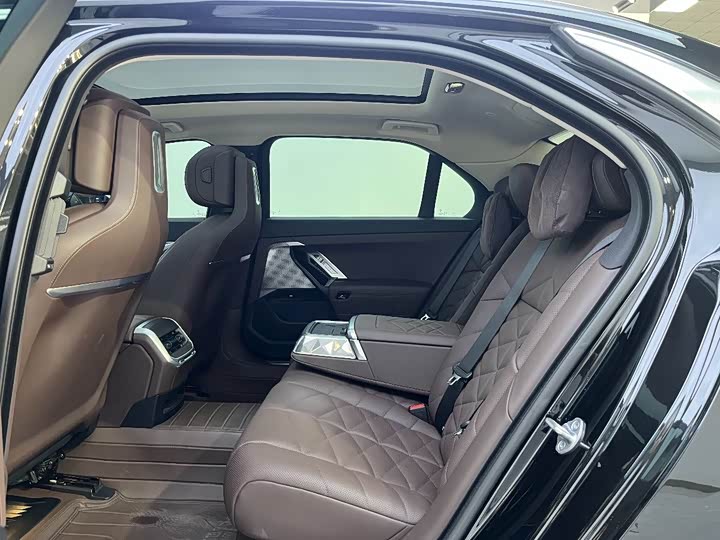 Фото 17 - BMW 7 Series