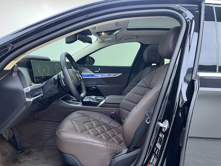 Фото 18 - BMW 7 Series