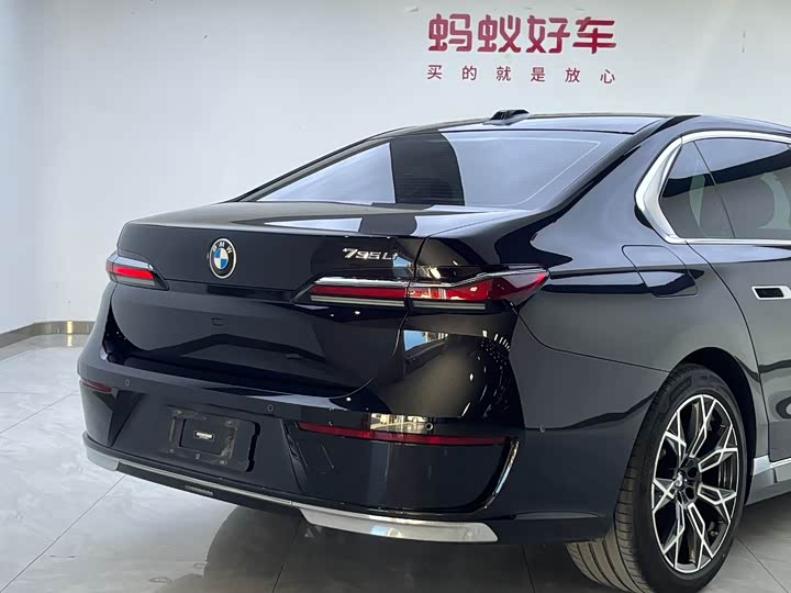 Фото 9 - BMW 7 Series