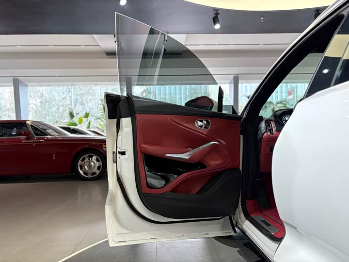 Фото 10 - Aston Martin DBX