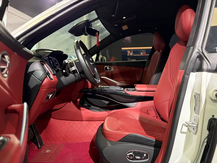 Фото 11 - Aston Martin DBX