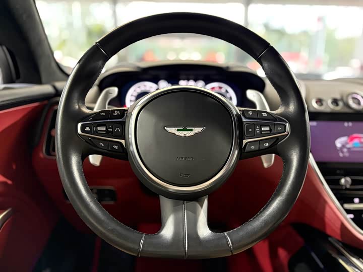 Фото 13 - Aston Martin DBX