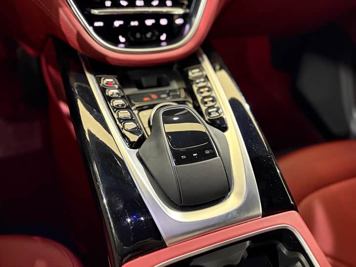 Фото 16 - Aston Martin DBX