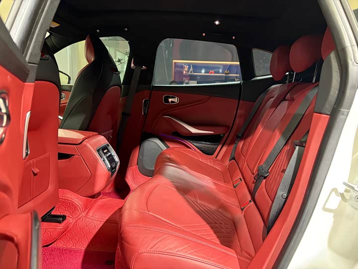 Фото 18 - Aston Martin DBX