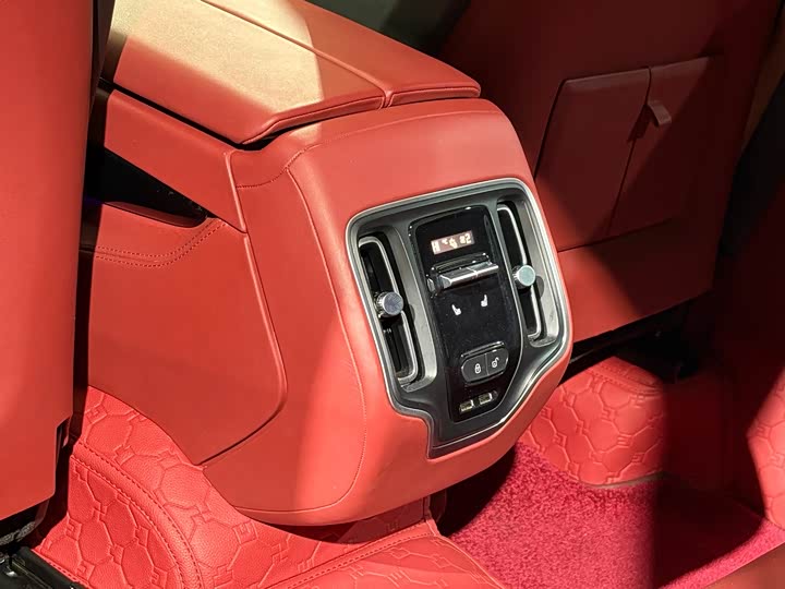 Фото 20 - Aston Martin DBX