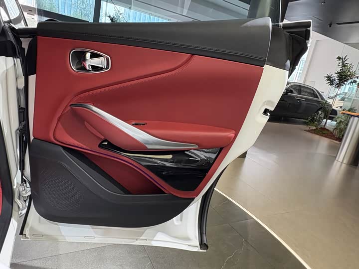 Фото 21 - Aston Martin DBX