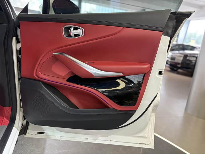 Фото 24 - Aston Martin DBX