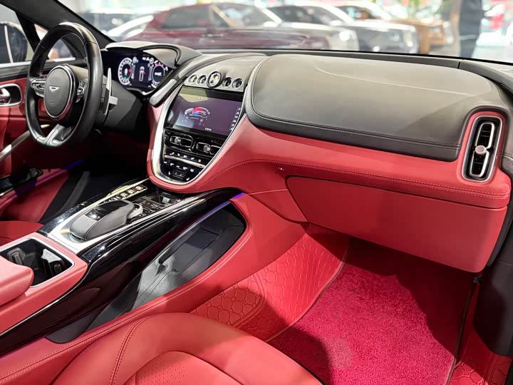 Фото 27 - Aston Martin DBX