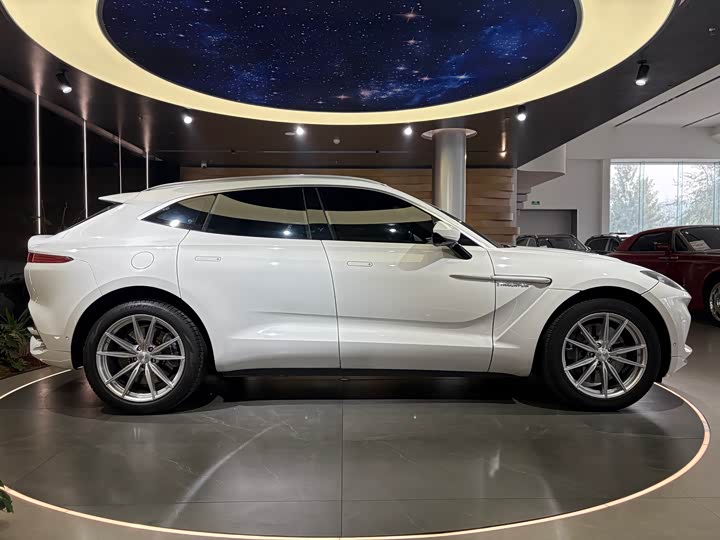 Фото 7 - Aston Martin DBX