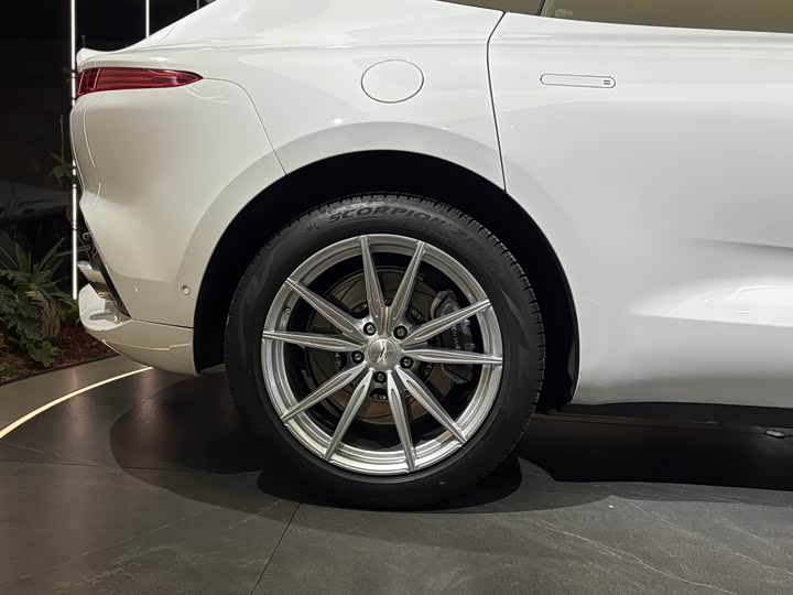 Фото 8 - Aston Martin DBX