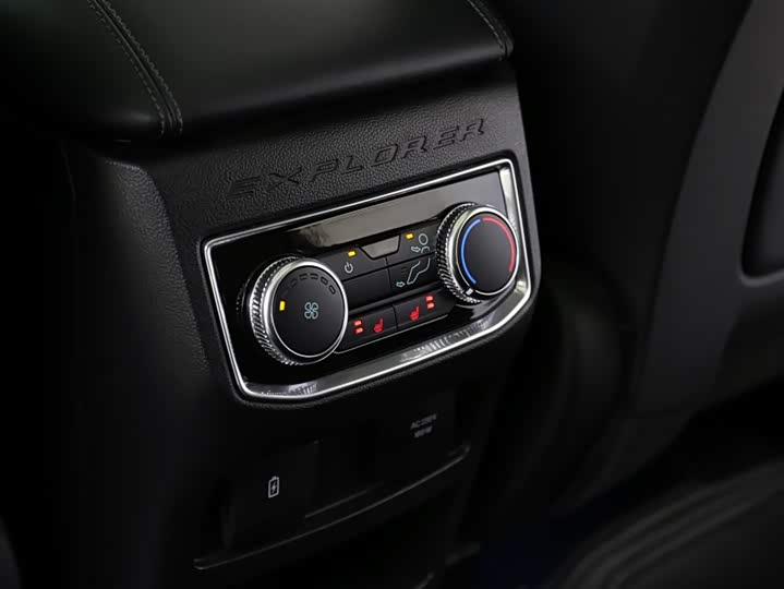 Фото 17 - Ford Explorer