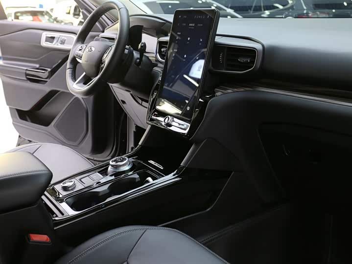 Фото 19 - Ford Explorer