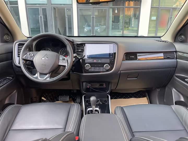 Фото 10 - Mitsubishi Outlander