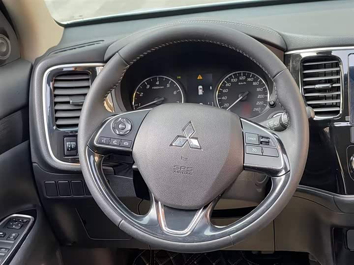 Фото 11 - Mitsubishi Outlander