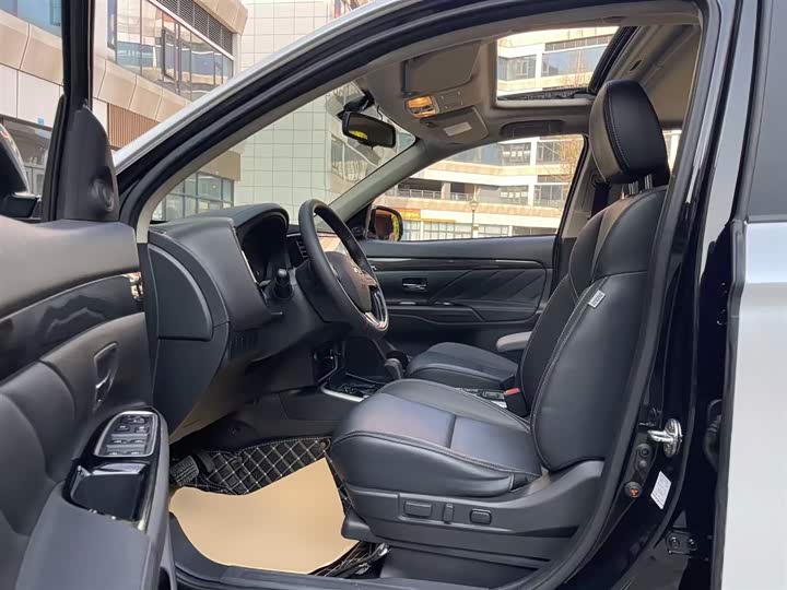 Фото 15 - Mitsubishi Outlander