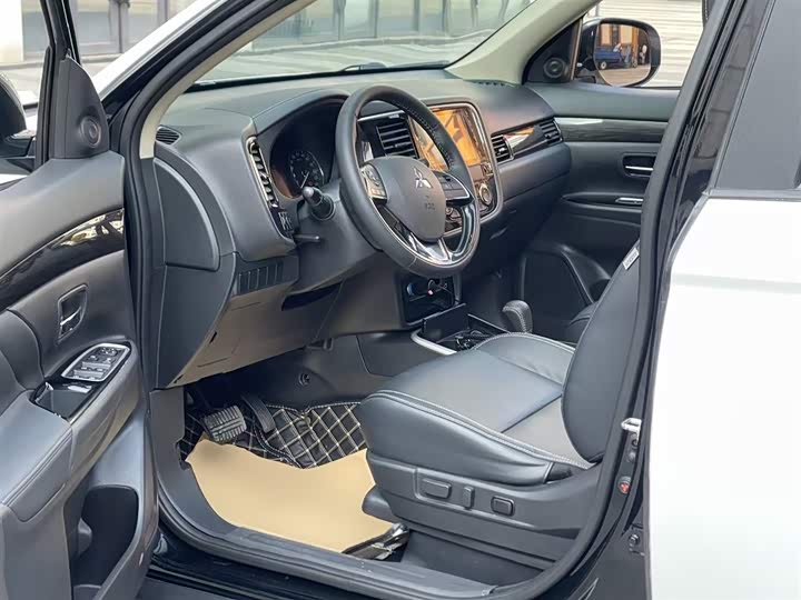 Фото 16 - Mitsubishi Outlander