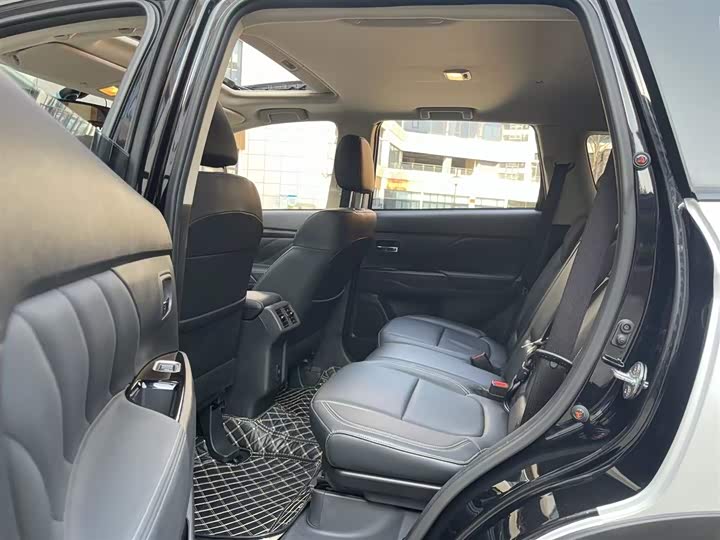 Фото 17 - Mitsubishi Outlander