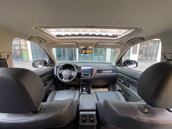 Фото 18 - Mitsubishi Outlander