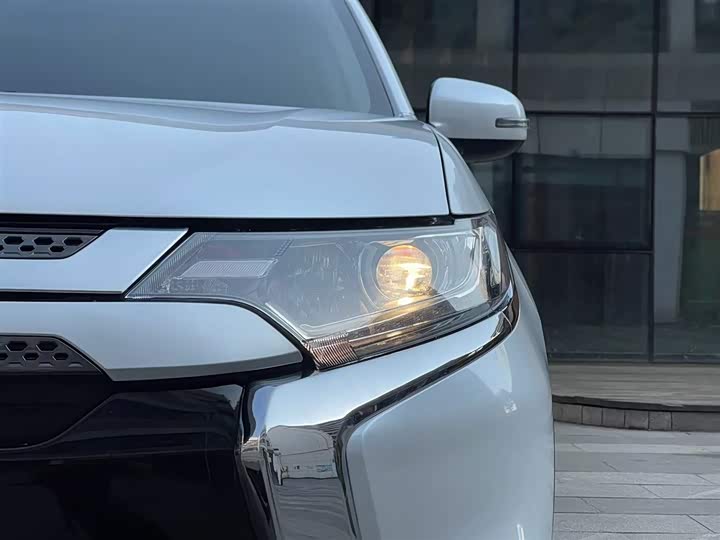 Фото 24 - Mitsubishi Outlander