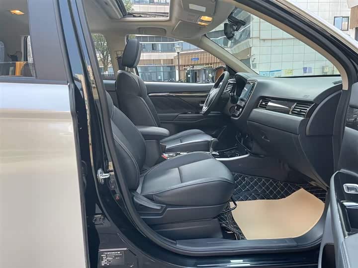 Фото 25 - Mitsubishi Outlander