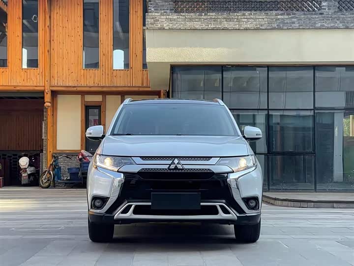 Фото 3 - Mitsubishi Outlander