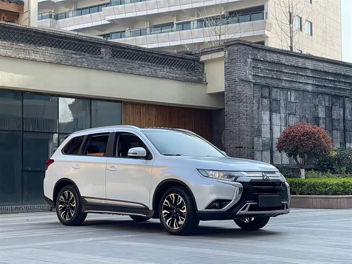 Фото 4 - Mitsubishi Outlander