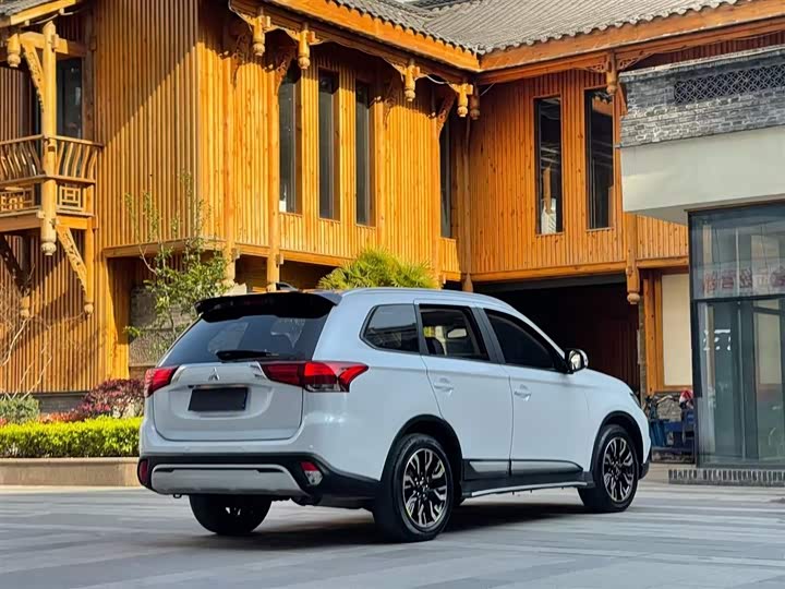 Фото 7 - Mitsubishi Outlander