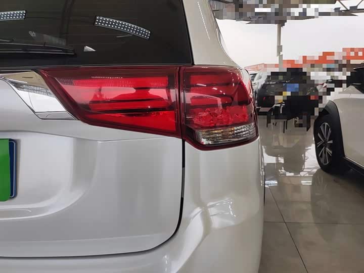 Фото 8 - Mitsubishi Outlander