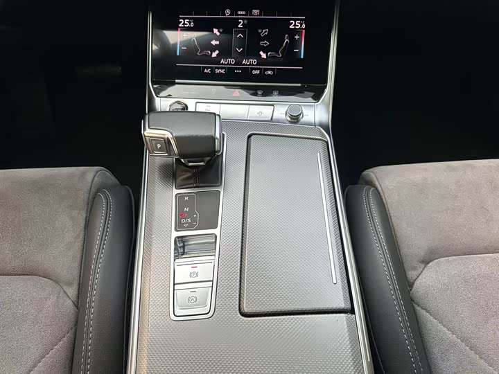 Фото 16 - Audi A6L