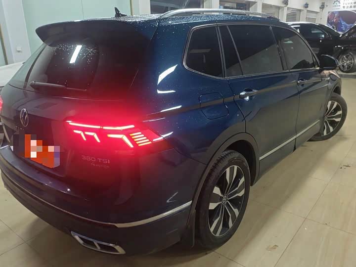 Фото 2 - Volkswagen Tiguan L Pro