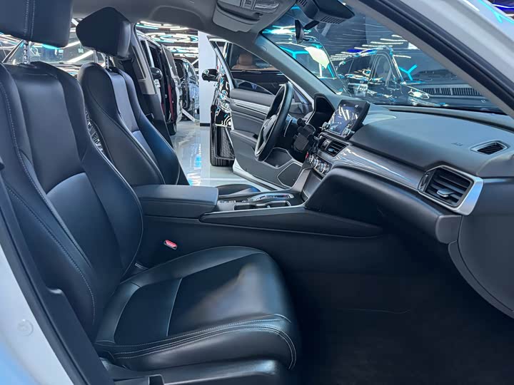 Фото 18 - Honda Accord