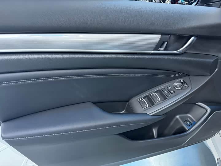 Фото 4 - Honda Accord