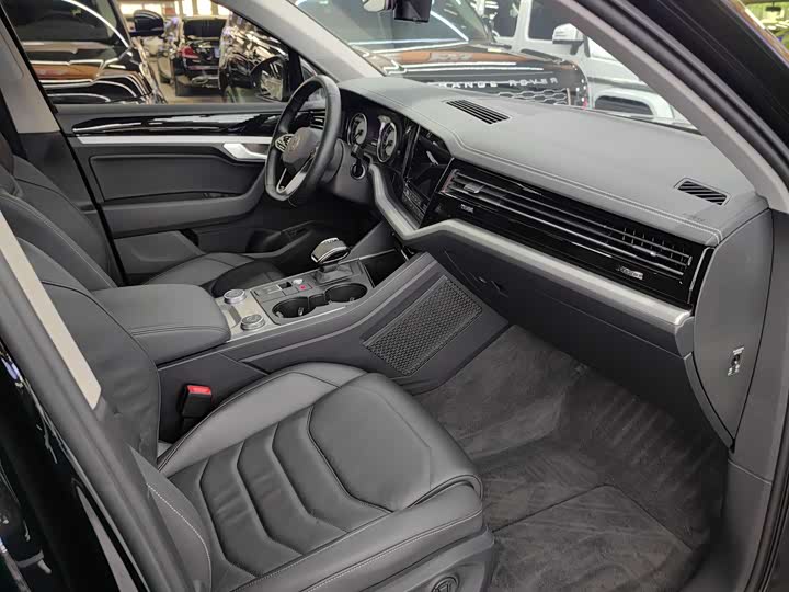 Фото 4 - Volkswagen Touareg