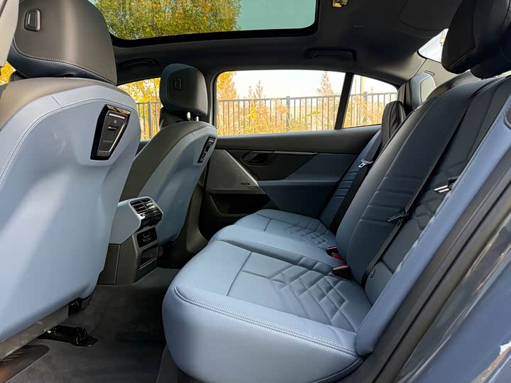 Фото 18 - BMW i5