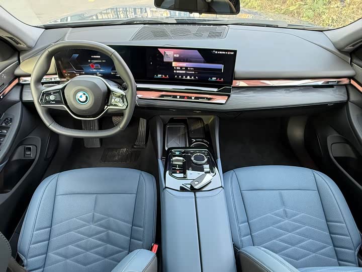 Фото 21 - BMW i5