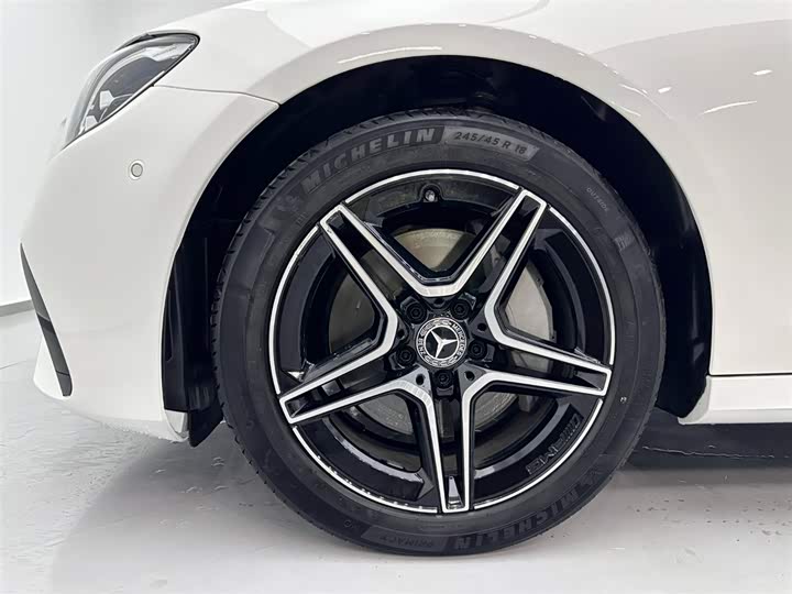 Фото 10 - Mercedes-Benz E-Class