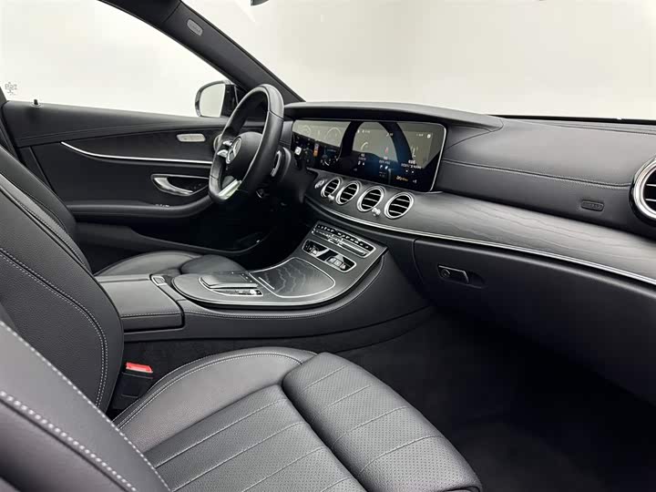 Фото 22 - Mercedes-Benz E-Class