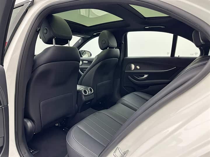 Фото 26 - Mercedes-Benz E-Class