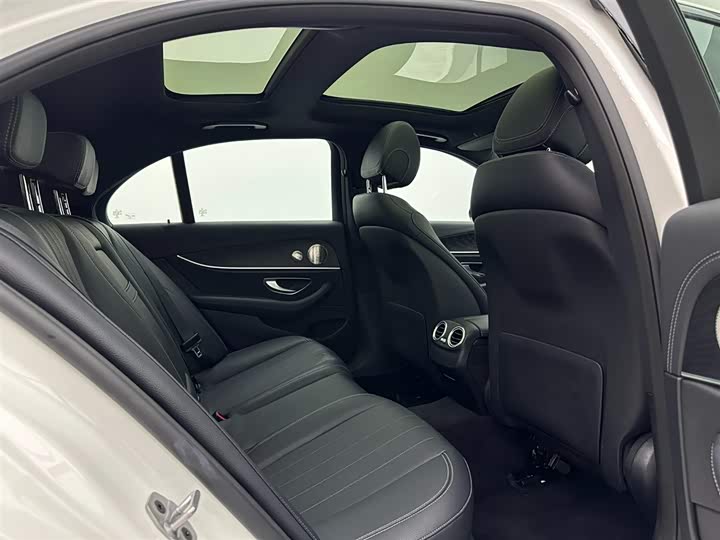 Фото 27 - Mercedes-Benz E-Class