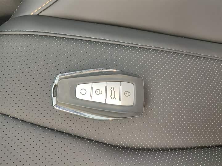 Фото 9 - Geely Monjaro