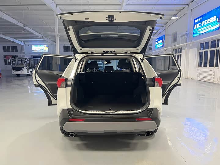 Фото 15 - Toyota RAV4