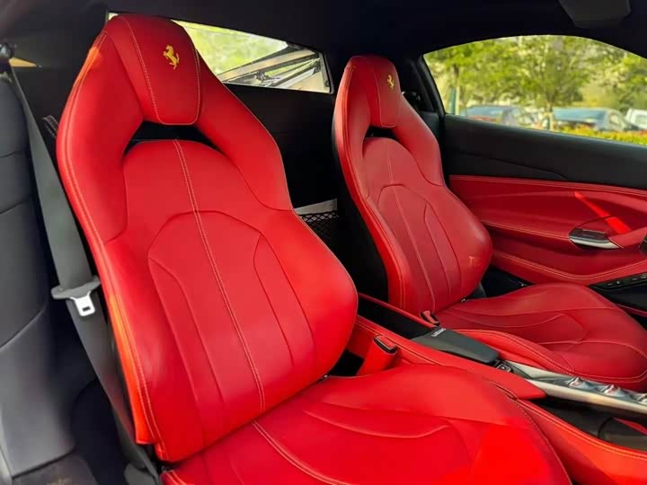 Фото 8 - Ferrari F8