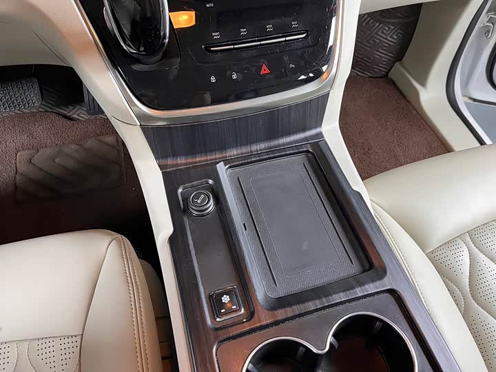 Фото 9 - Buick GL8 ES