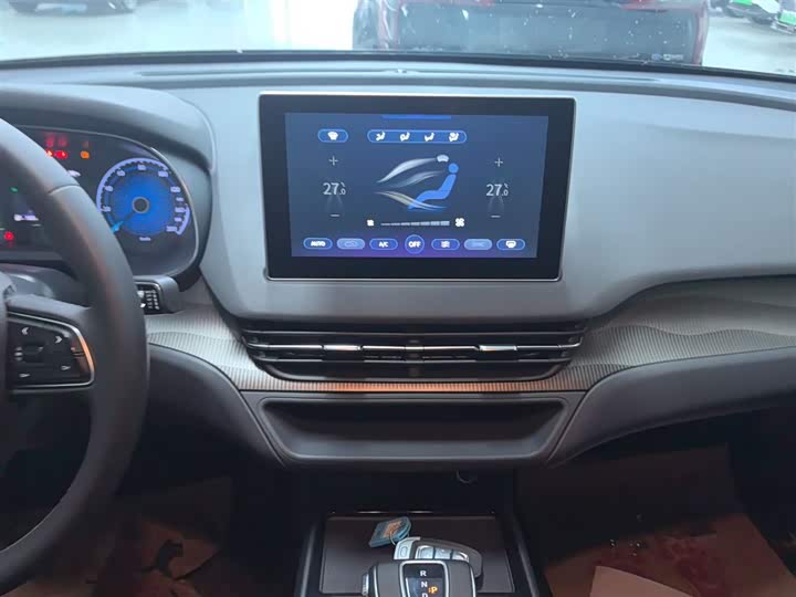 Фото 13 - Hongqi E-QM5