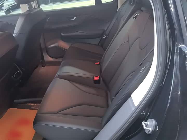 Фото 17 - Hongqi E-QM5