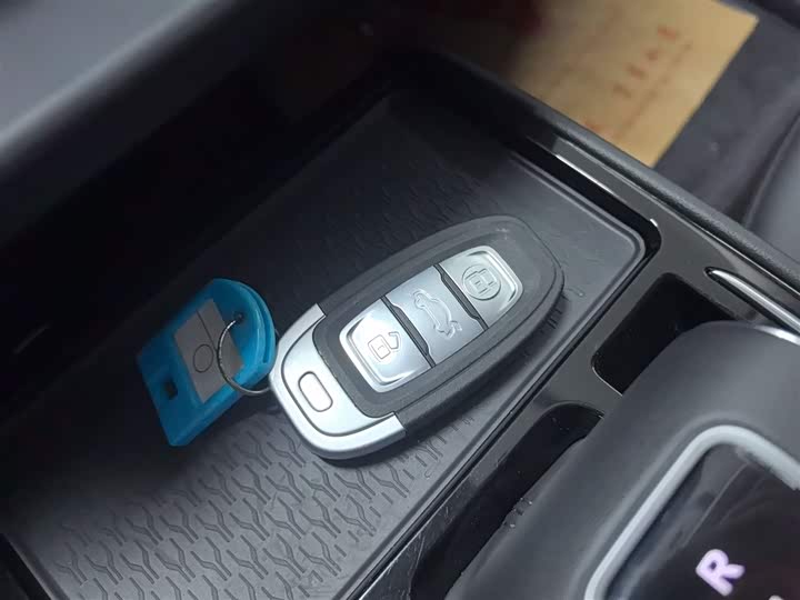 Фото 9 - Hongqi E-QM5