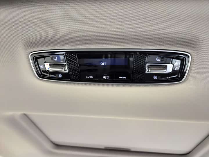 Фото 15 - Roewe iMax 8