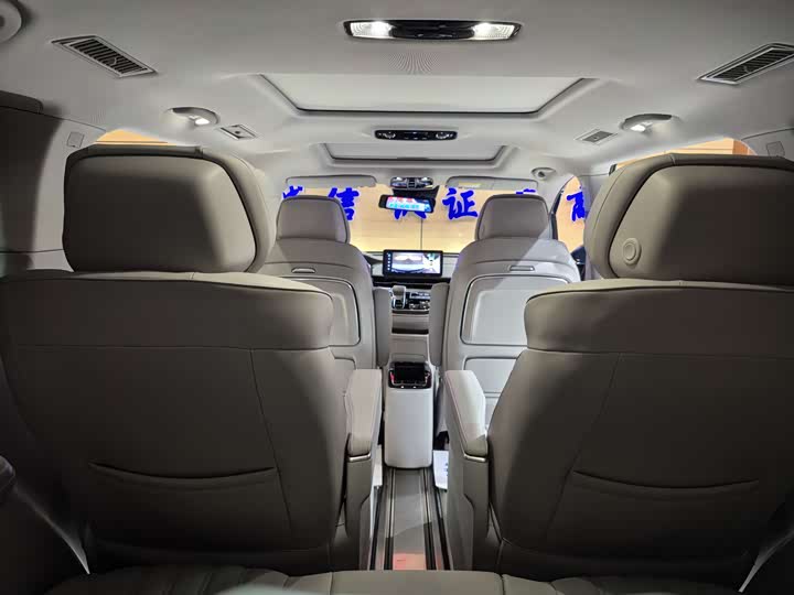 Фото 16 - Roewe iMax 8